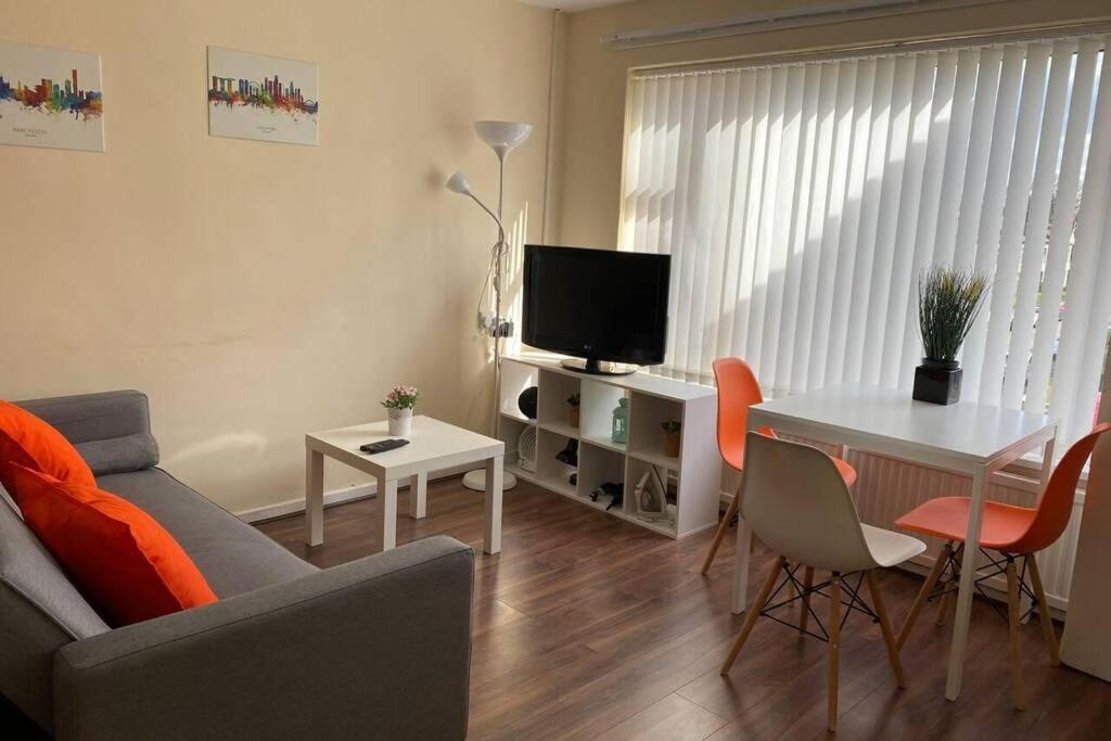 Conveniently Situated 1Bed Apt In Stretford Appartement Manchester Buitenkant foto