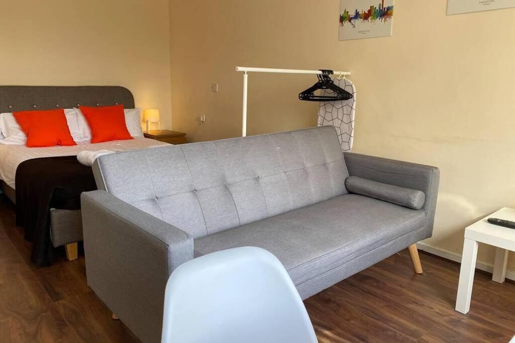 Conveniently Situated 1Bed Apt In Stretford Appartement Manchester Buitenkant foto