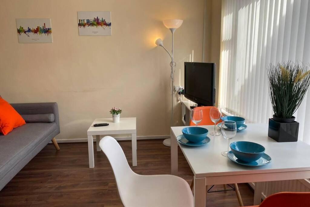 Conveniently Situated 1Bed Apt In Stretford Appartement Manchester Buitenkant foto